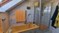 Badezimmer mit Wanne u Dusche